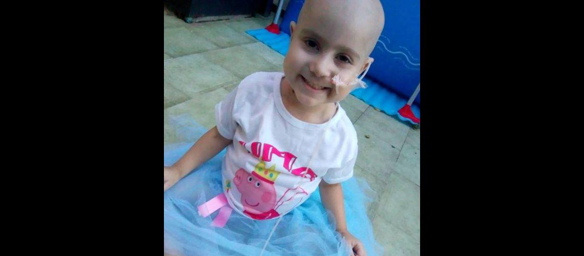 Piden ayuda para una nena que lucha contra el caacutencer