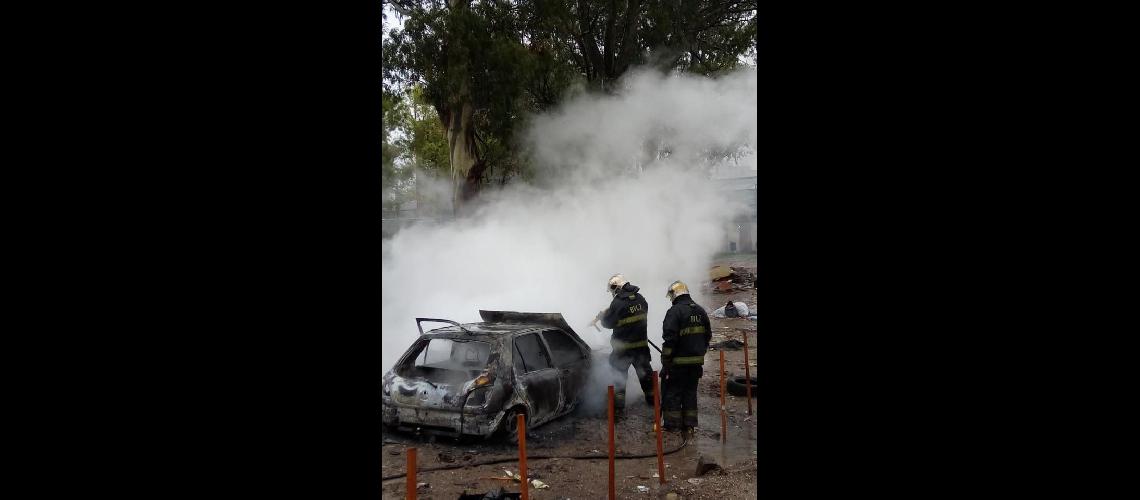 Bomberos sofocaron el incendio de tres vehiacuteculos
