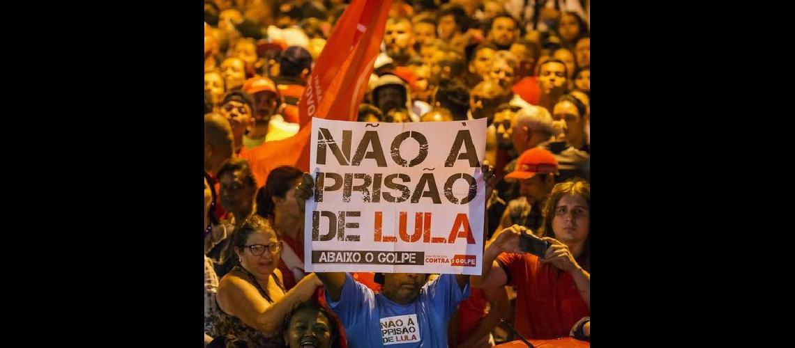 Un gran cordoacuten popular impediacutea la detencioacuten de Lula