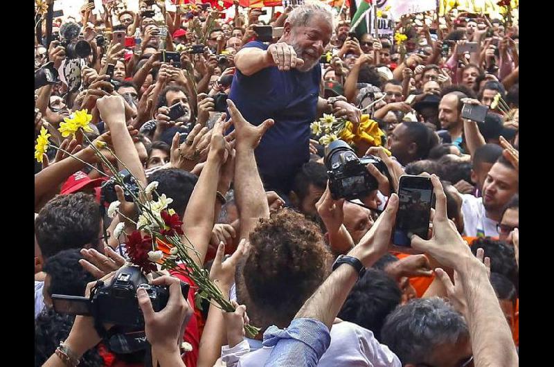 Lula se entregoacute a la Policiacutea en medio de una eacutepica resistencia popular