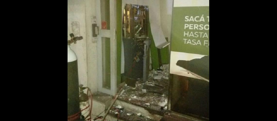 Explotan un cajero automaacutetico en Avellaneda