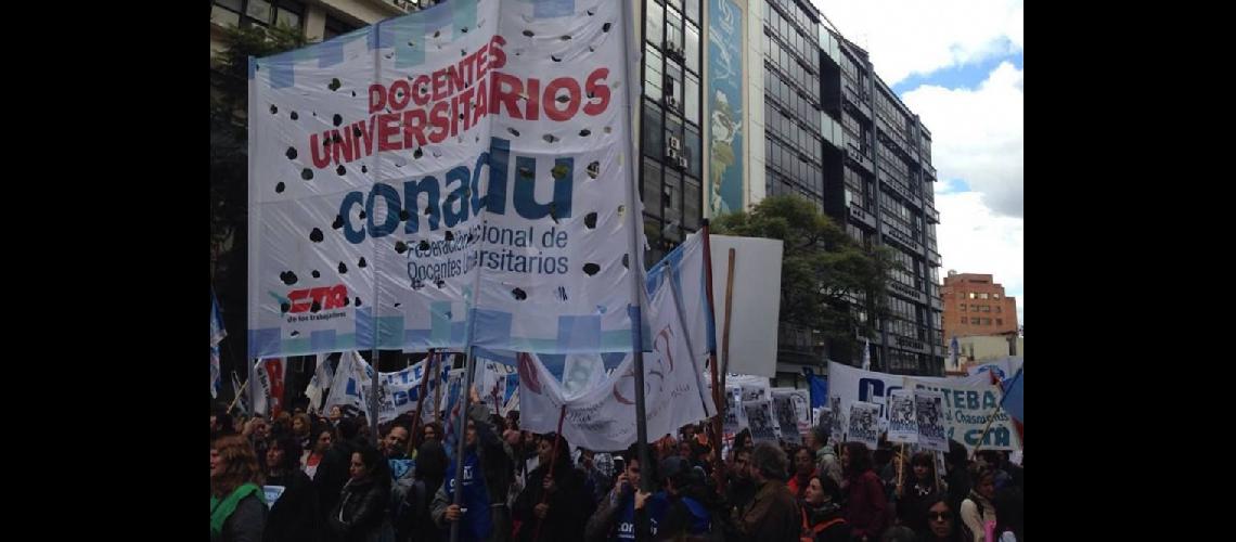 Docentes universitarios iniciaron paro por 48 horas