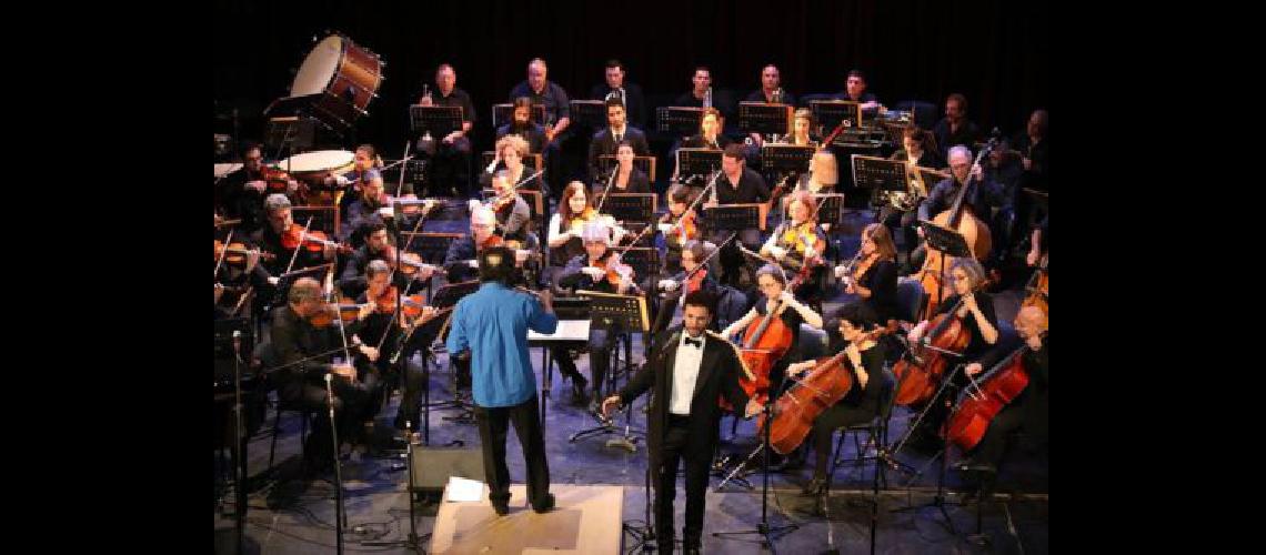 Orquestas y reconocimientos en el cumple de Avellaneda