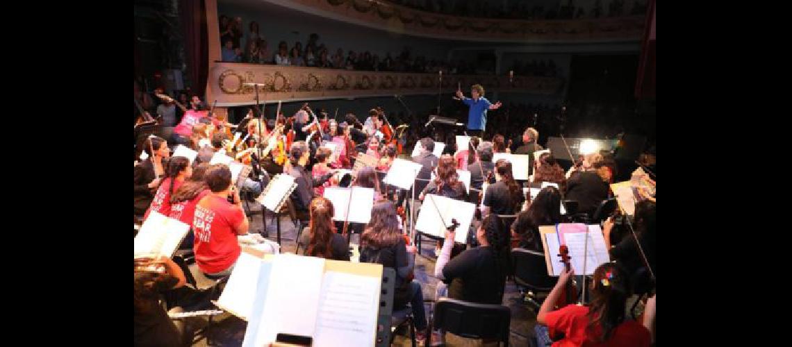 Orquestas y reconocimientos en el cumple de Avellaneda
