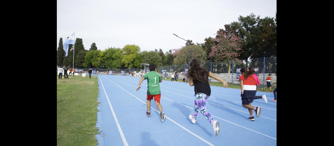 Cientos de nenes disfrutaron de la nueva pista de atletismo de Lomas
