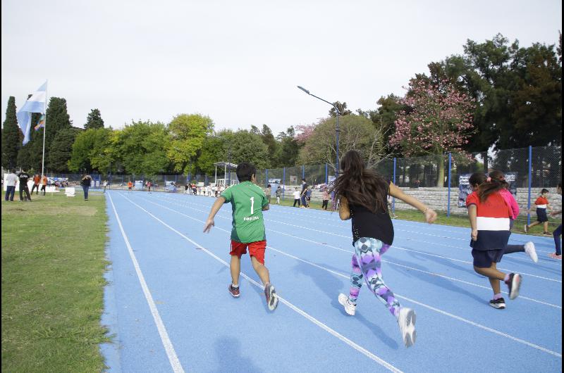 Cientos de nenes disfrutaron de la nueva pista de atletismo de Lomas