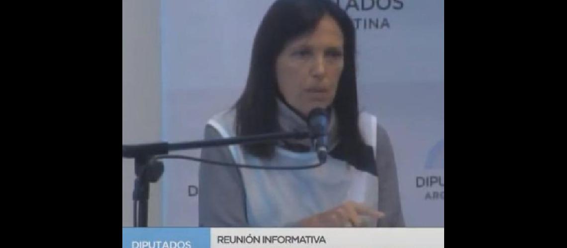 Claudia Pintildeeiro- Estamos a favor del aborto voluntario no obligamos a abortar