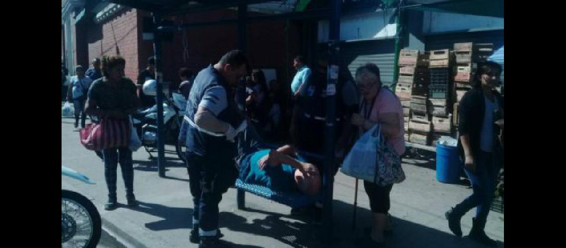 Cinco vecinos fueron asistidos en la calle por Emergencias Lomas