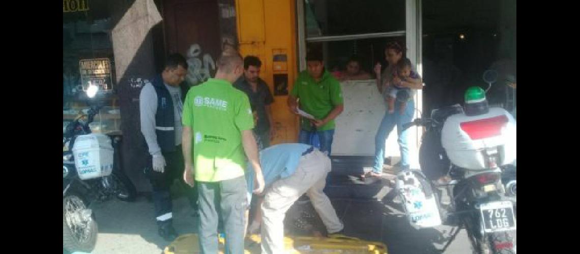 Cinco vecinos fueron asistidos en la calle por Emergencias Lomas