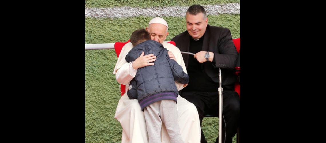 Conmovedor video de Francisco y un nene que llora por su papaacute