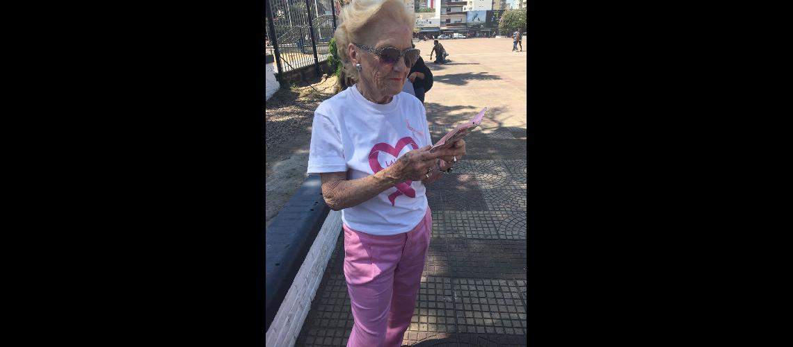 Distincioacuten para la vecina Carmen Samaniego