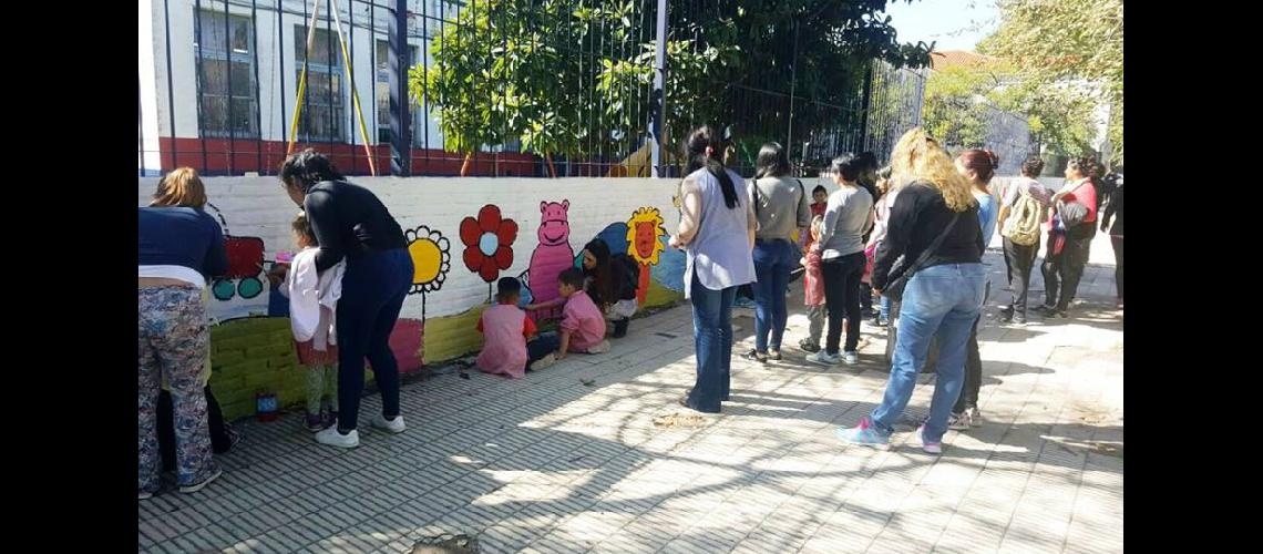 Pintaron un mural en el Jardiacuten Nordm933 de la ENSAM
