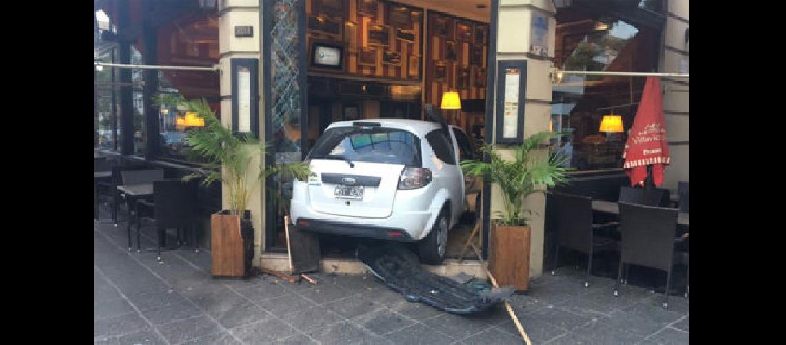 Lo chocaron y se metioacute con el auto adentro de un restaurante