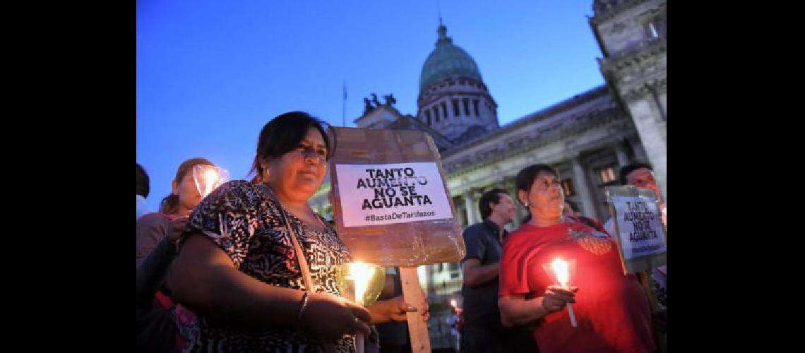 Marcha con velas contra el tarifazo