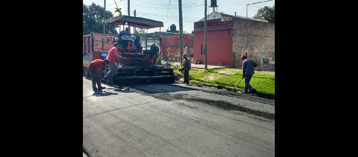 Avanzan los nuevos asfaltos en maacutes cuadras de Parque Baroacuten