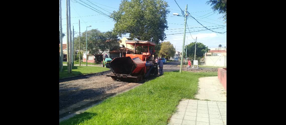 Avanzan los nuevos asfaltos en maacutes cuadras de Parque Baroacuten