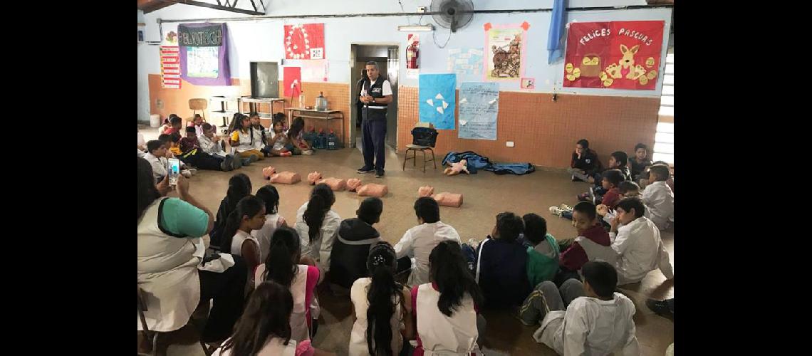 Dictaron un curso de RCP en la Primaria Nordm12 de Budge