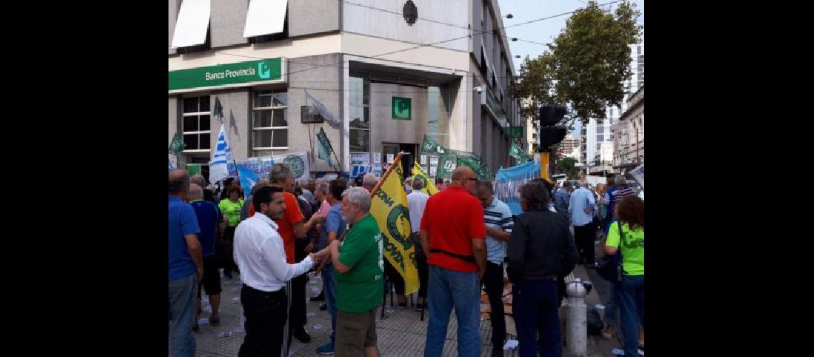 Protesta en el Banco Provincia de Lomas por la ley que elevoacute la edad jubilatoria