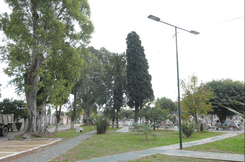 Comenzoacute la renovacioacuten  del Cementerio de Lomas