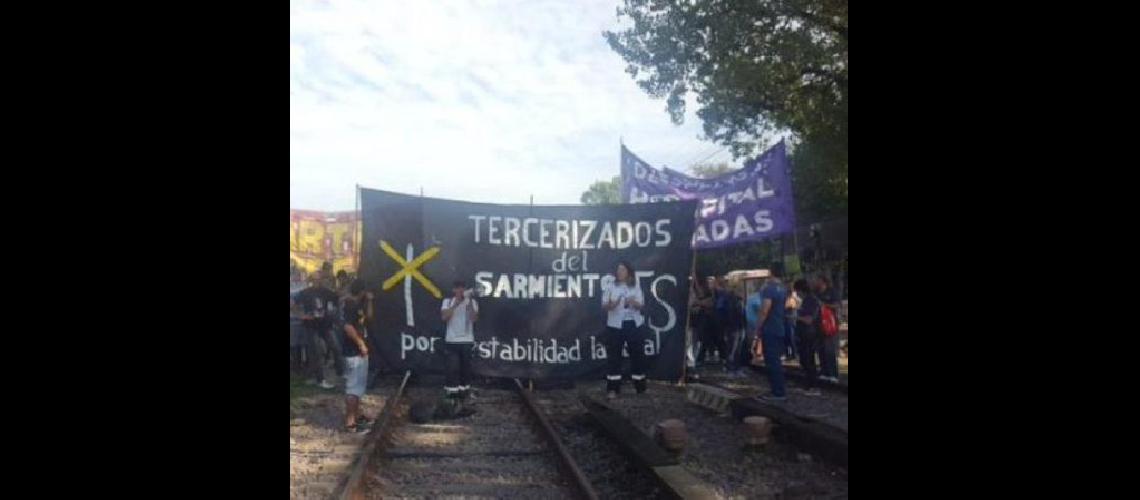 Corte de viacuteas en el tren Sarmiento por despidos