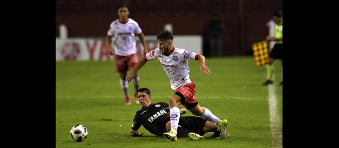 Lanuacutes encadenoacute un nuevo empate
