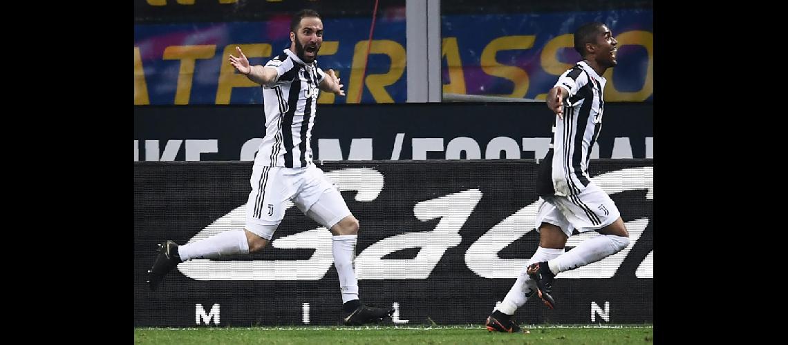 Higuaiacuten dejoacute a Juventus a un paso de un nuevo tiacutetulo