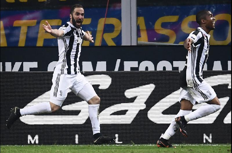 Higuaiacuten dejoacute a Juventus a un paso de un nuevo tiacutetulo