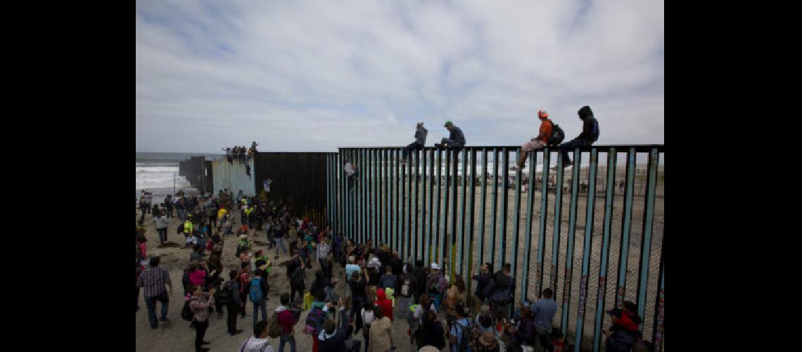 Tijuana- 500 migrantes llegaron al muro que divide Estados Unidos de Meacutexico