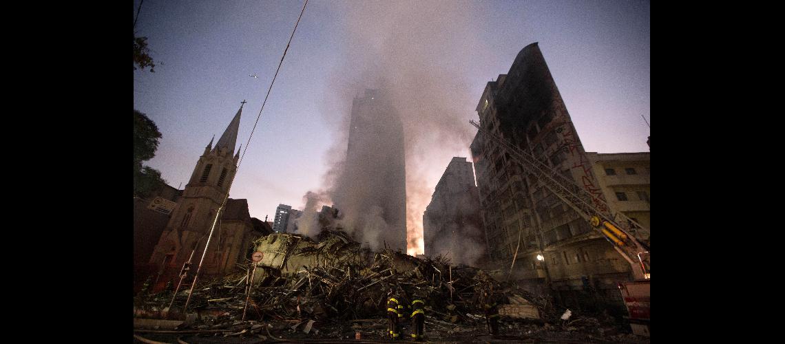 Brasil- explotoacute un edificio y se derrumboacute dejando al menos un muerto