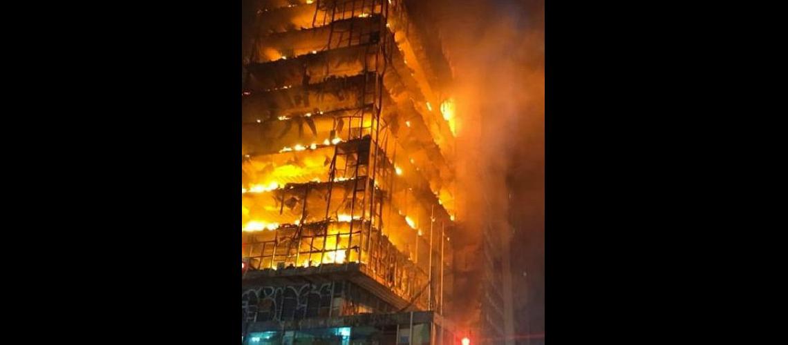 Brasil- explotoacute un edificio y se derrumboacute dejando al menos un muerto