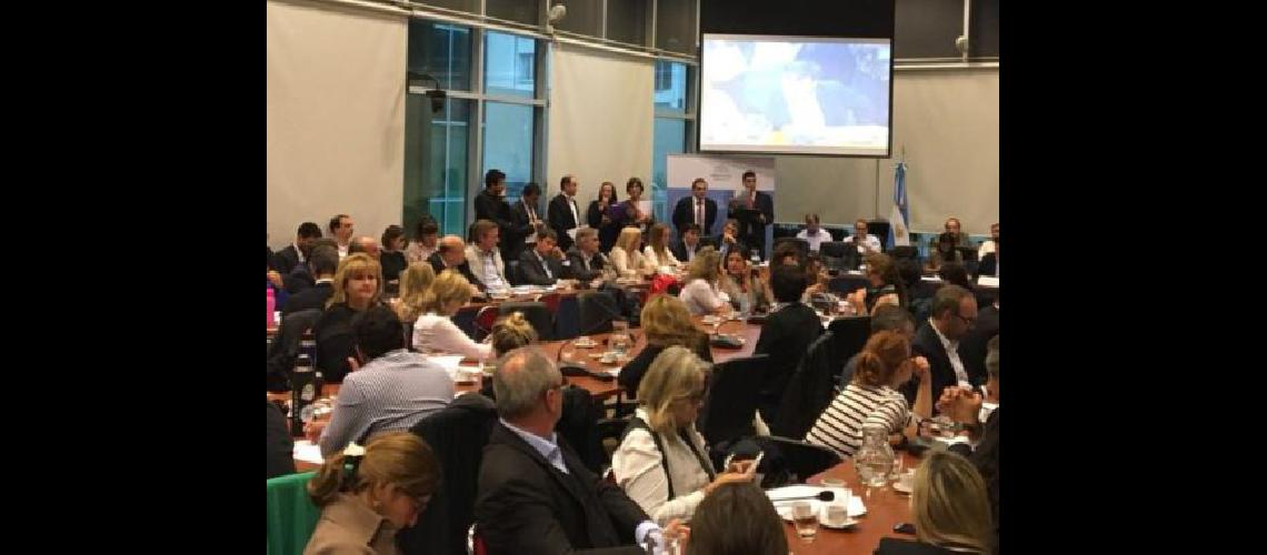 Avanza el proyecto contra el tarifazo pero el Gobierno lo vetariacutea