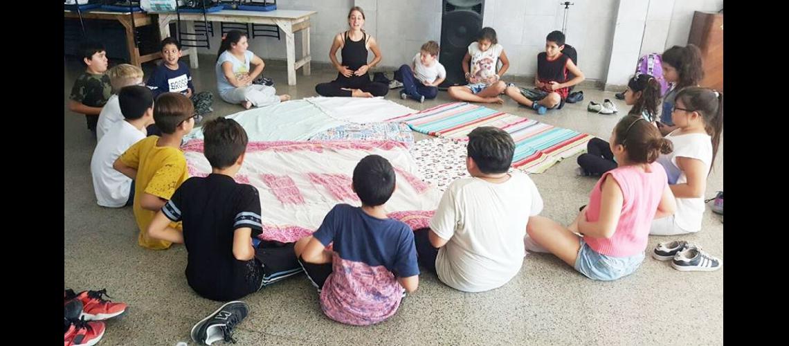 Comenzoacute a dictarse yoga en las escuelas