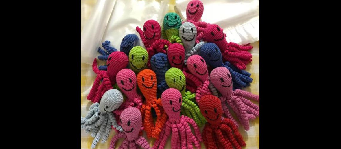 Taller para aprender a tejer pulpitos al crochet y donarlos a hospitales