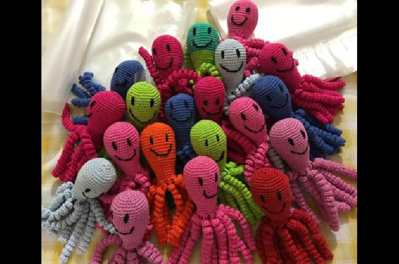 Taller para aprender a tejer pulpitos al crochet y donarlos a hospitales