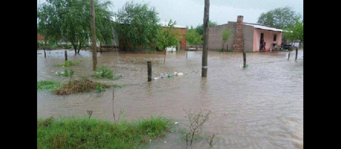 Un muerto y maacutes de 30 evacuados por las lluvias en Entre Riacuteos