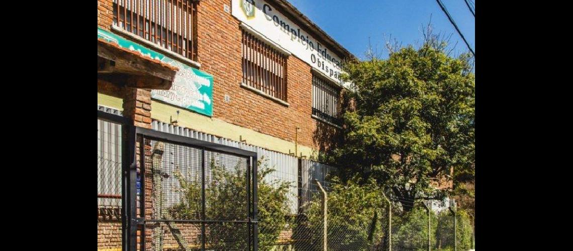Adolescente apuntildealoacute a un compantildeero en el colegio