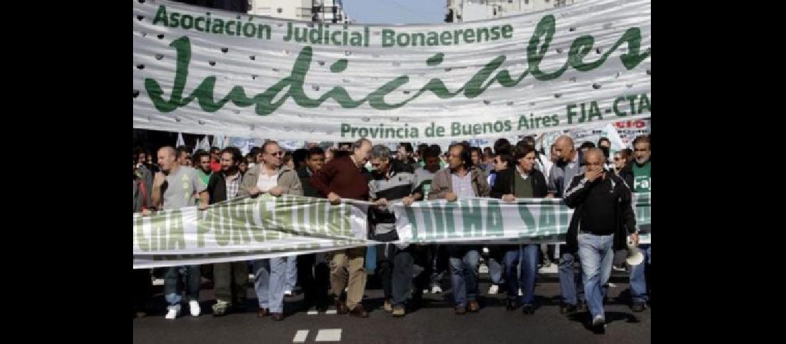 Judiciales marchan por las paritarias