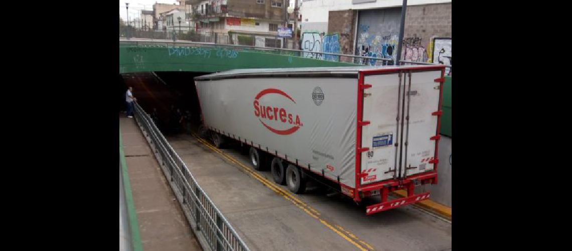 Banfield- un camioacuten quedoacute atrapado en el bajo nivel de Larroque