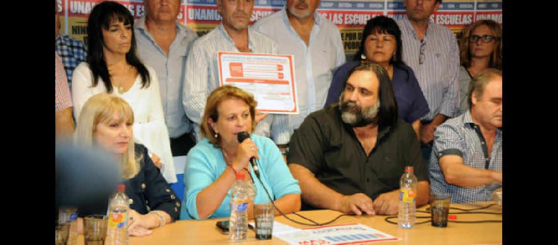 Gremios docentes de la Provincia piden que se los convoque a paritarias