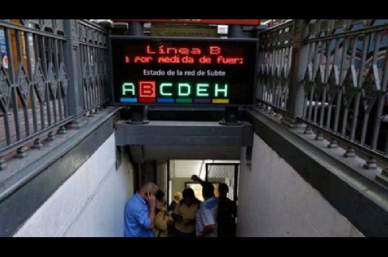 Cafeacute paro y molinetes abiertos en el subte