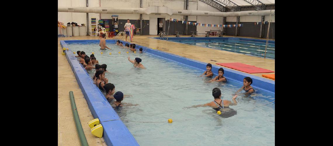 Arrancan las clases de natacioacuten gratuitas para miles de alumnos