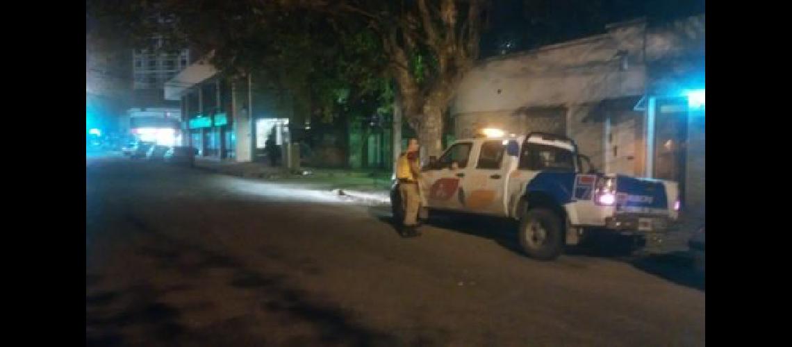 Se quebroacute un poste sobre Loria e Yrigoyen y hubo que cortar el traacutensito