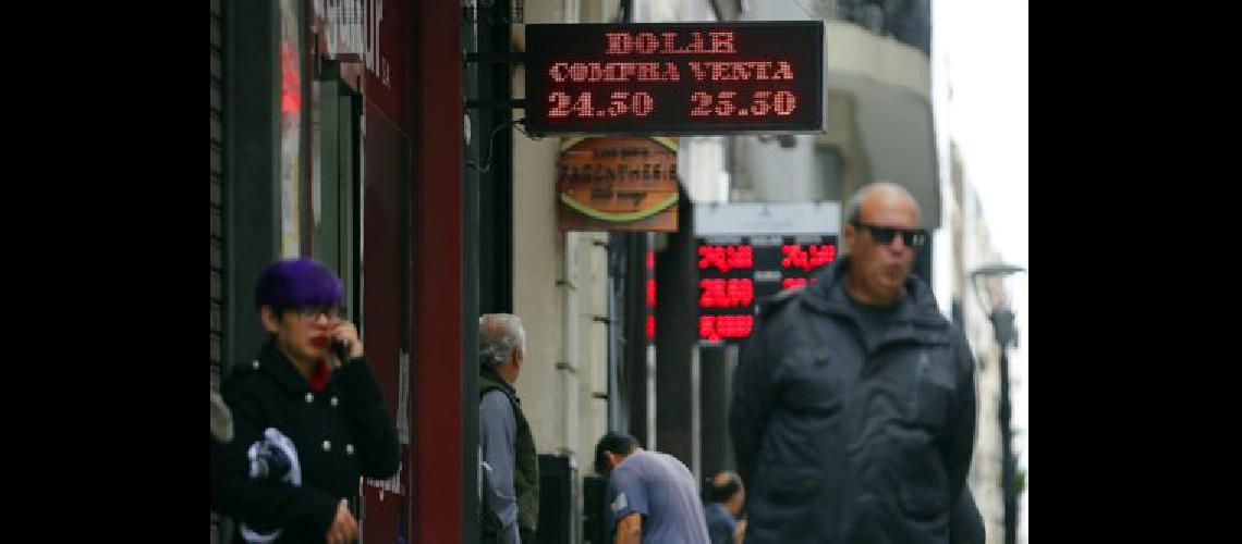 El doacutelar se disparoacute 178 y cerroacute a 2551 en la city