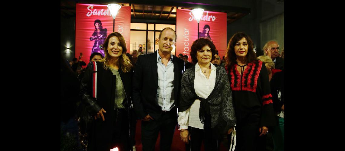 Junto a Olga Martiacuten inauguroacute la muestra ldquoSandro espectacularrdquo