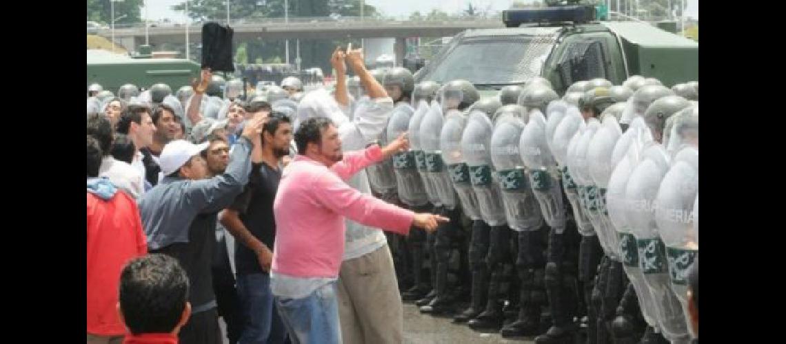 Trabajadores de Cresta Roja denuncian represioacuten por parte de Gendarmeriacutea