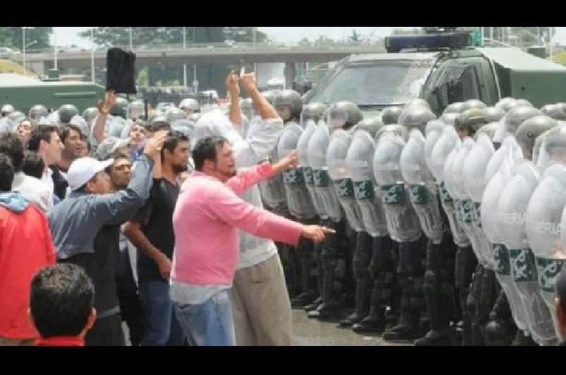 Trabajadores de Cresta Roja denuncian represioacuten por parte de Gendarmeriacutea