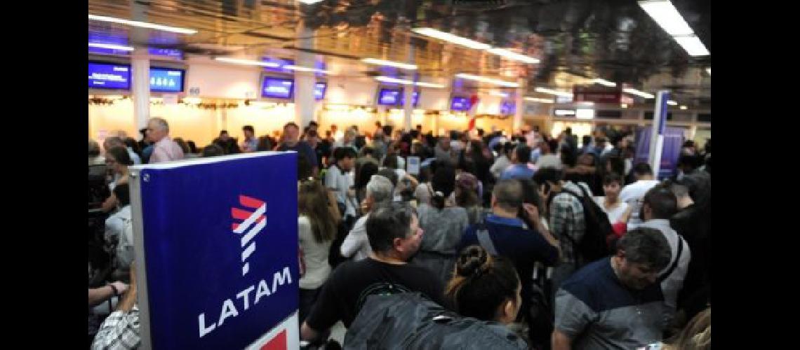 Cancelan vuelos de Latam por conflicto gremial