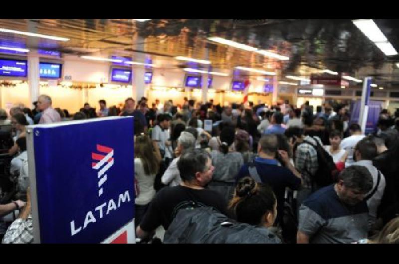 Cancelan vuelos de Latam por conflicto gremial