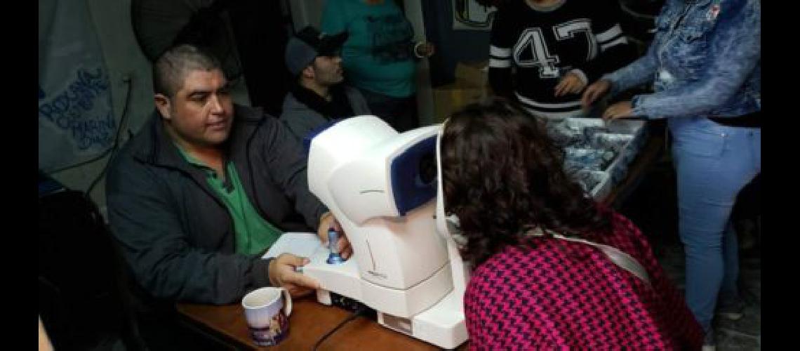 Cientos de vecinos en un operativo de salud visual que se realizoacute en el Barrio Nocito
