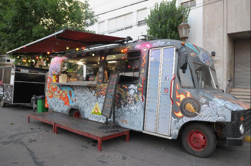 Uacuteltima jornada del Food Trucks en la Plaza Grigera